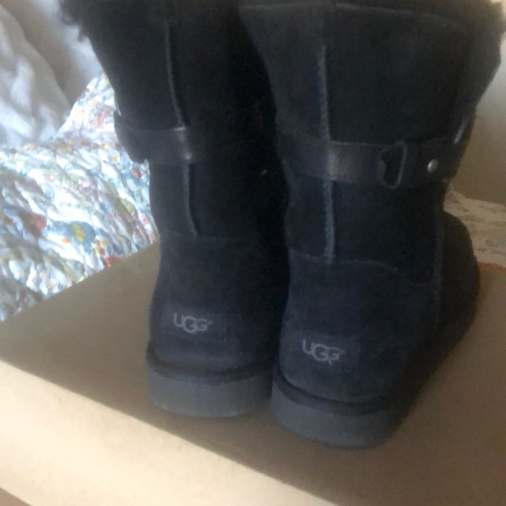 Ugg - Picture 2 of 4